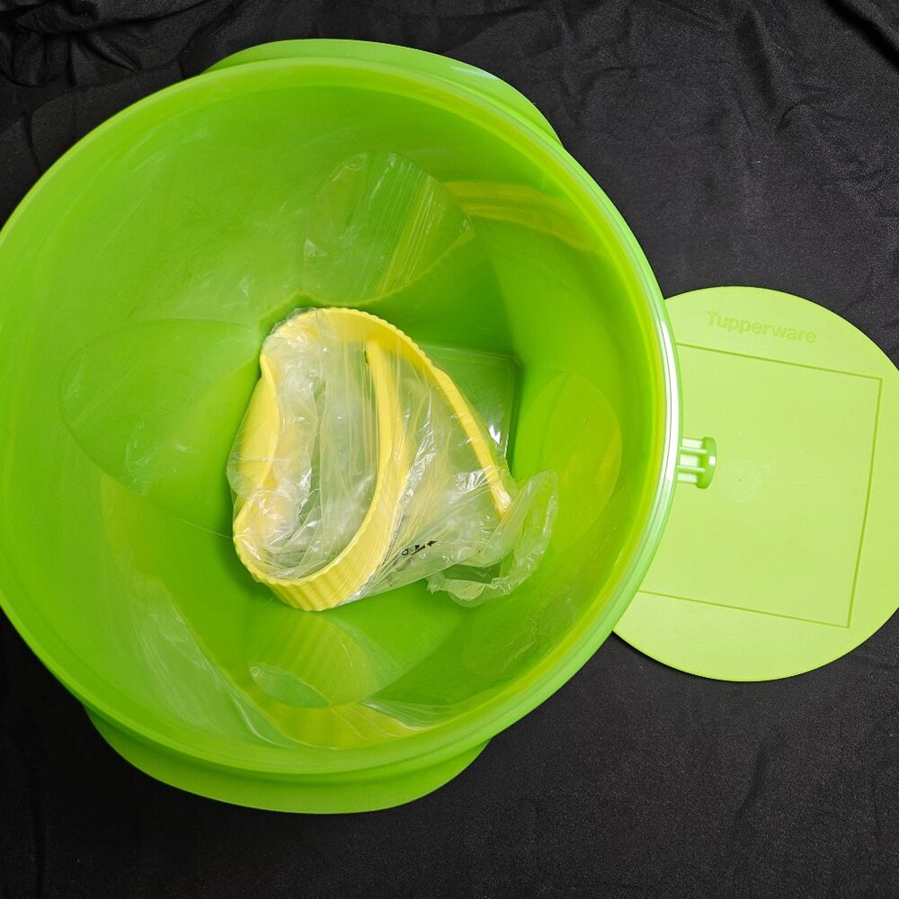 Tupperware 5L jumbo bucket with lid and handle. New